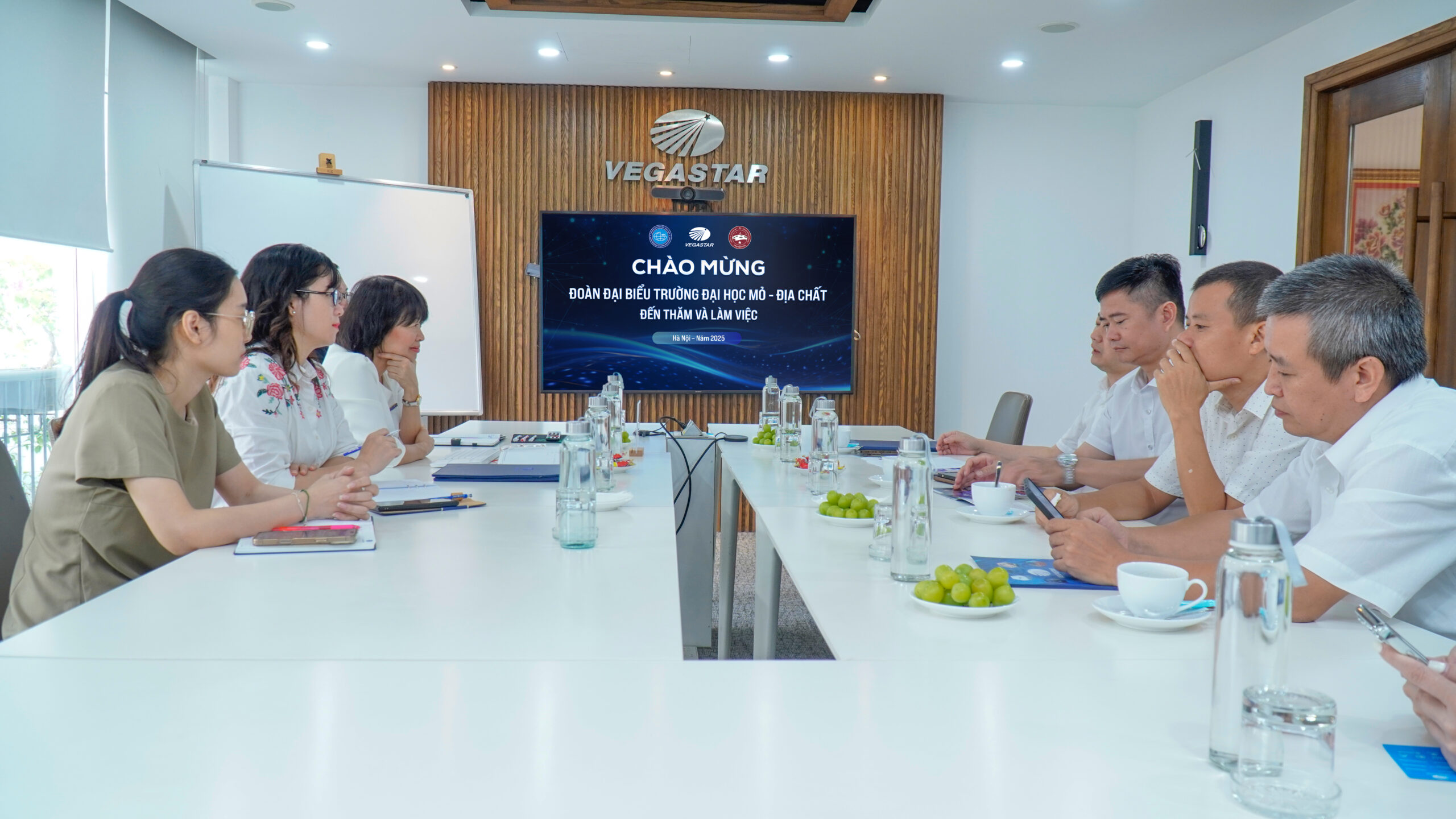 Đại diện hai bên Vegastar và Trường Đại học Mỏ - Địa chất trao đổi về kế hoạch hợp tác chiến lược.