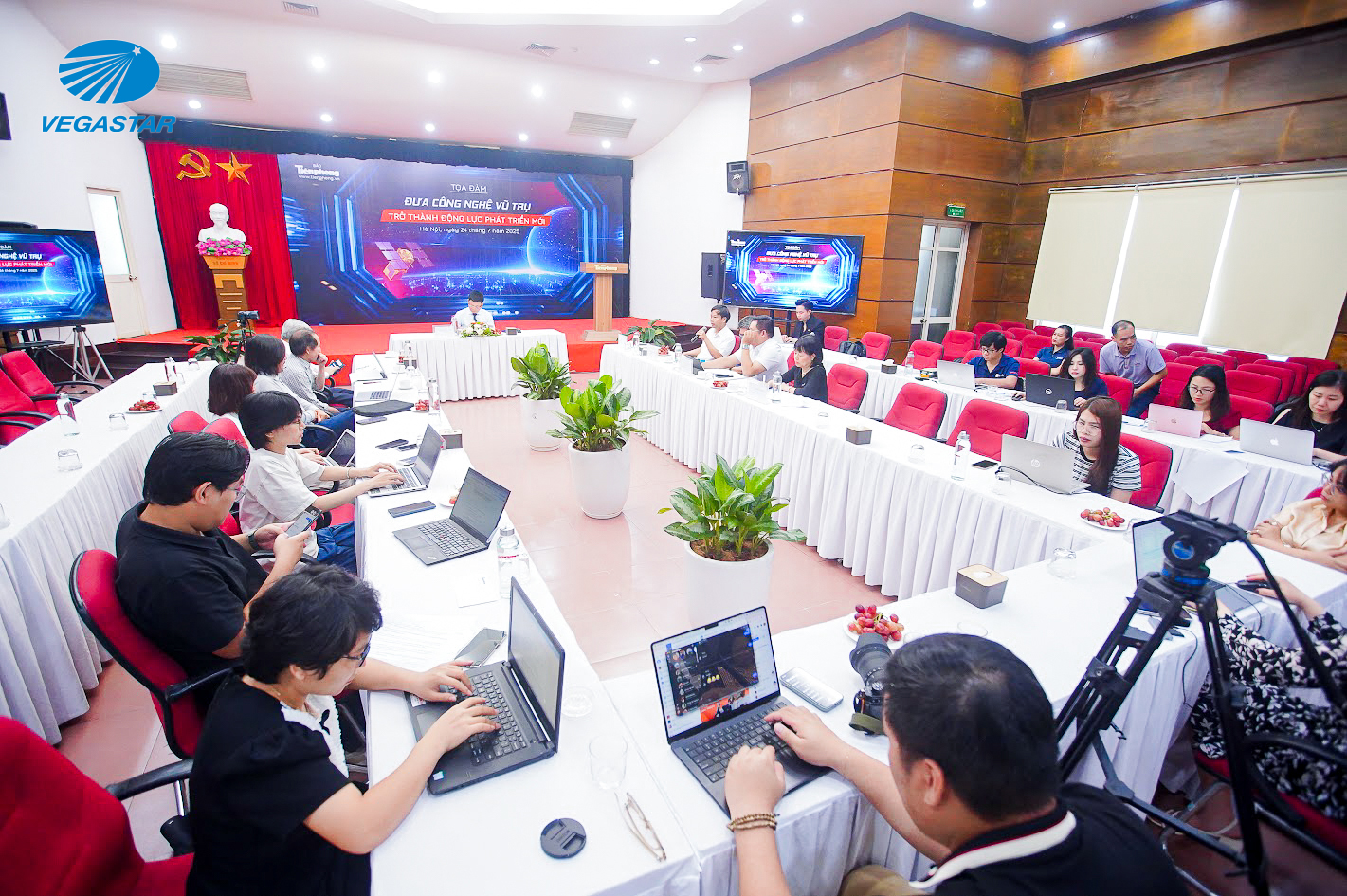 Toạ đàm “Đưa công nghệ vũ trụ trở thành động lực phát triển mới”